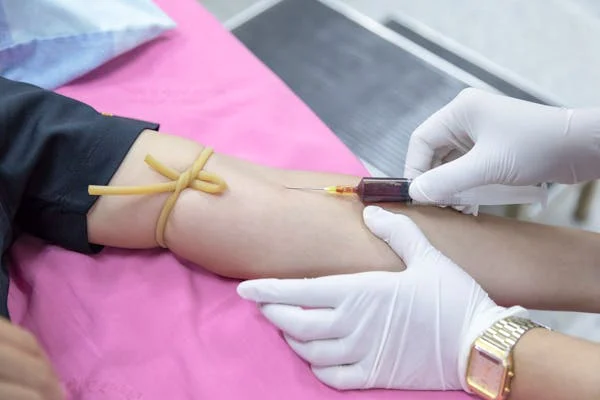 Nhân viên y tế lấy mẫu xét nghiệm máu 