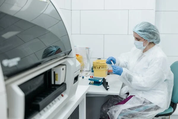 Bác sĩ kiểm tra mẫu tại phòng lab